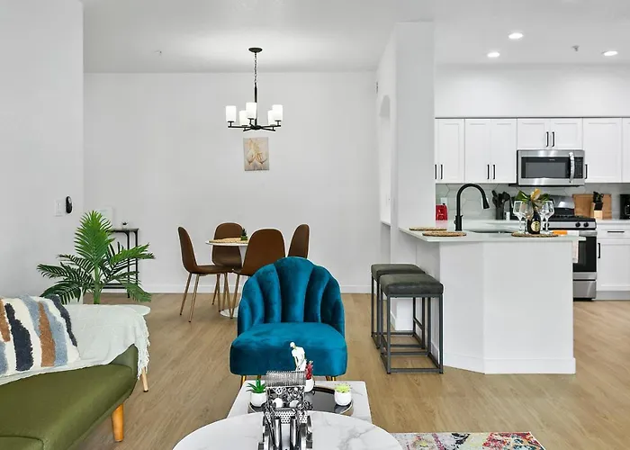 Cozysuites By The Stadium With Pool 04 Glendale