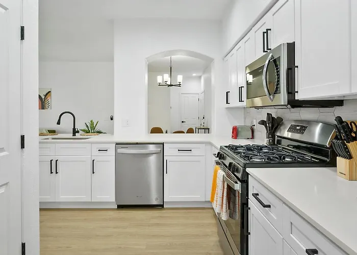 Apartment Cozysuites By The Stadium With Pool 04 Glendale